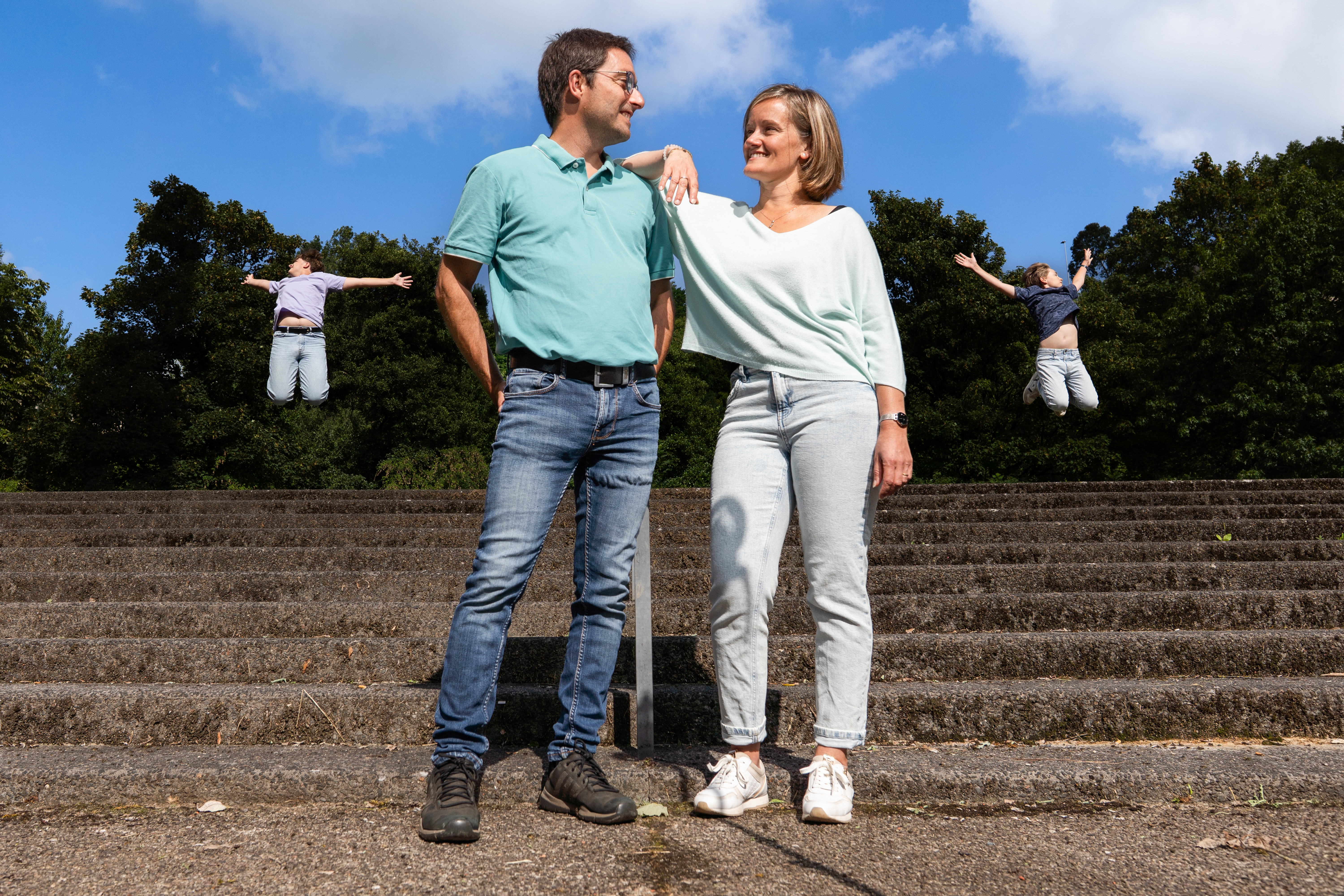 Photographe portrait famille Saint-Lô — moment spontané bord de Vire Normandie