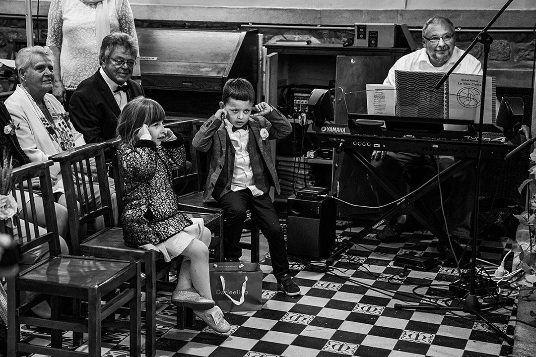 Photographe mariage Calvados — détails robe mariée fenêtre — Arnaud Chapelle