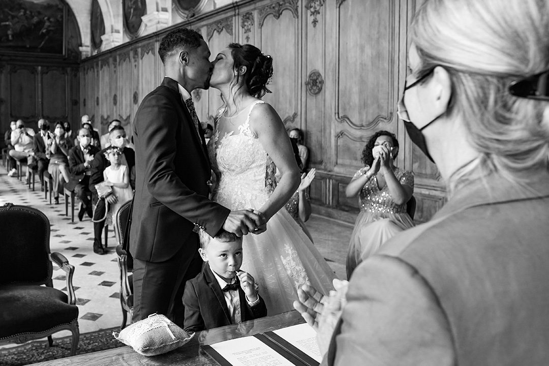 Photographe mariage Calvados — premier baiser cérémonie civile mairie — Arnaud Chapelle