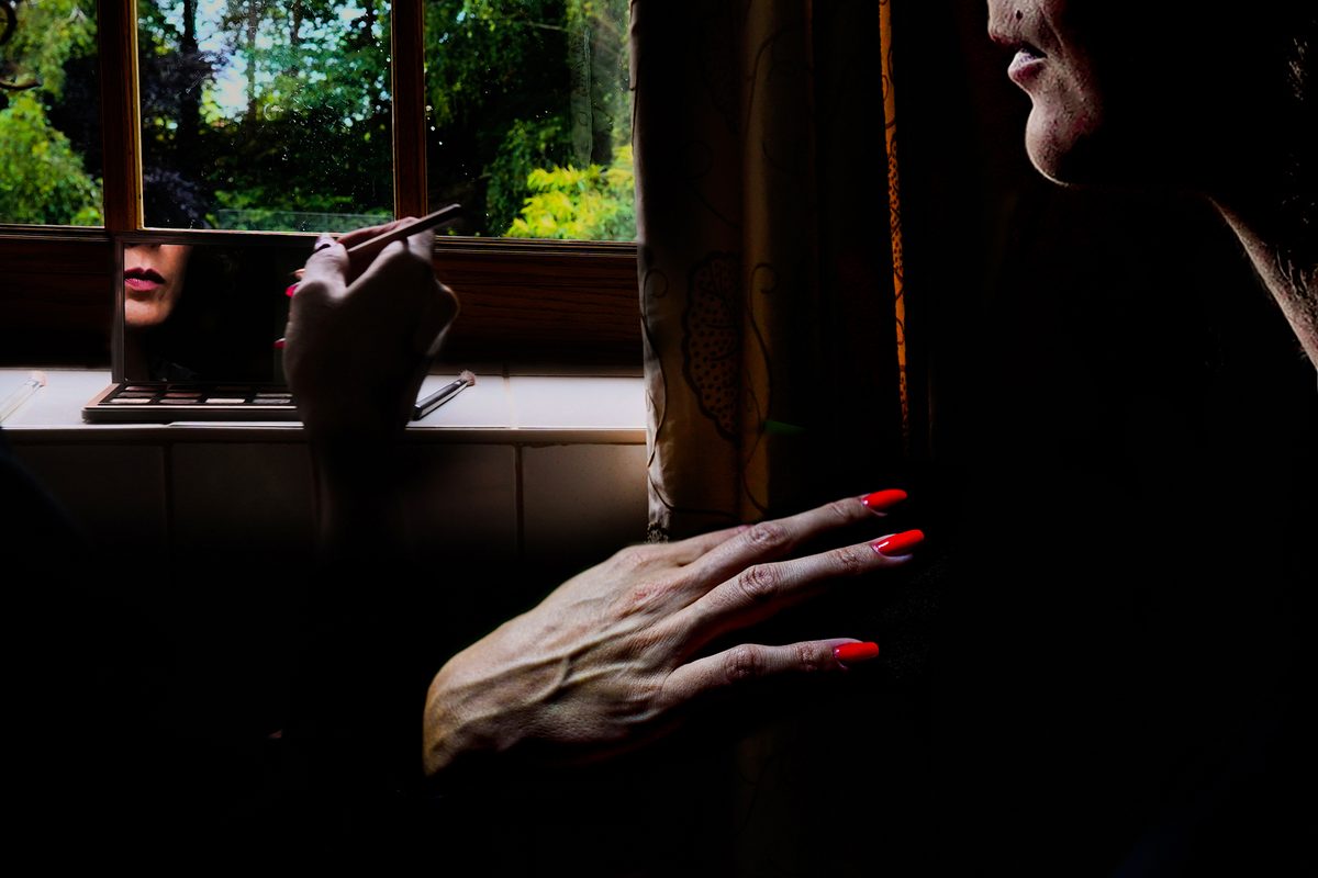 Photographe mariage Calvados — préparatifs miroir maquillage artistique — Arnaud Chapelle