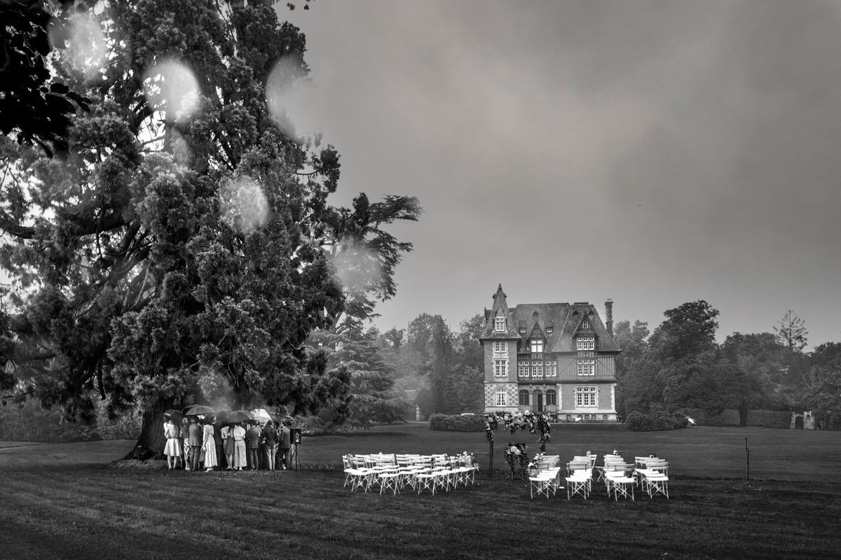 Photographe mariage Normandie — cérémonie château normand sous la pluie — Arnaud Chapelle