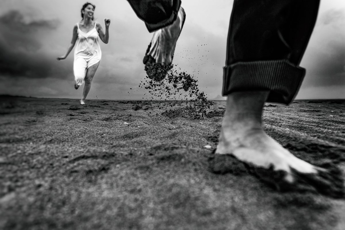 Photographe mariage Manche — couple pieds sable plage normande — Arnaud Chapelle