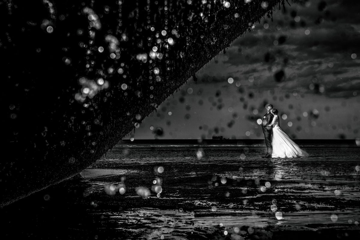 Photographe mariage Normandie — couple pluie nuit plage Manche bokeh — Arnaud Chapelle