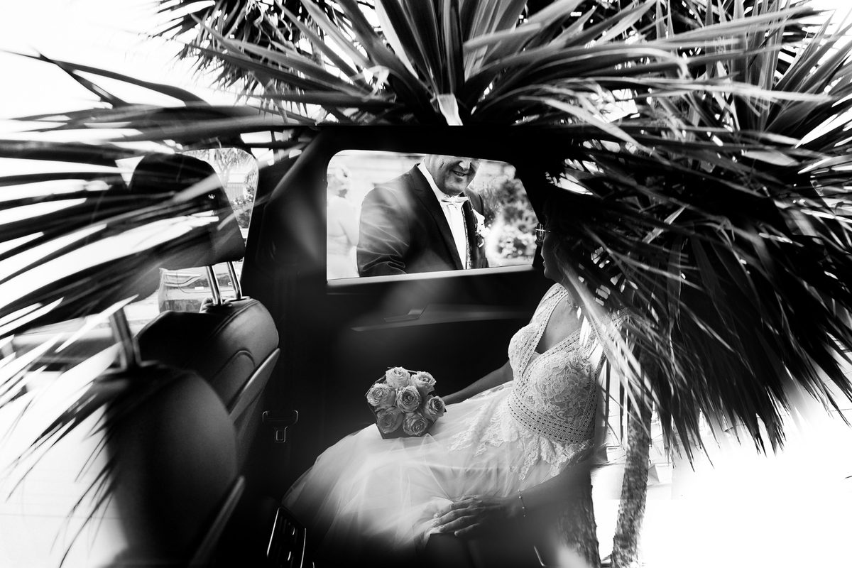 Photographe mariage Calvados — couple voiture ancienne palmier — Arnaud Chapelle