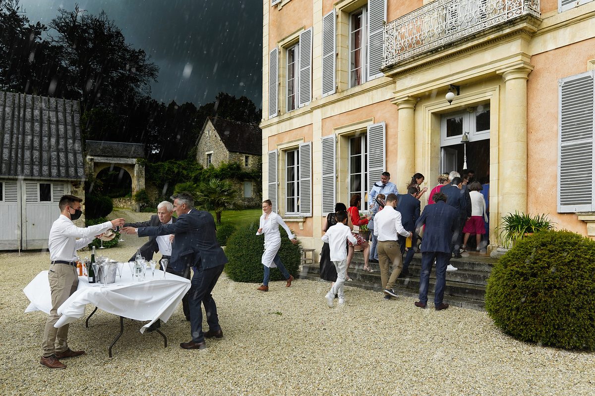 Photographe mariage Manche — cocktail orage château normand invités — Arnaud Chapelle