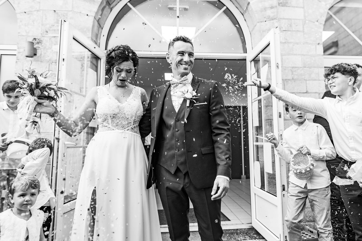 Photographe mariage Calvados — sortie mairie confettis couple — Arnaud Chapelle