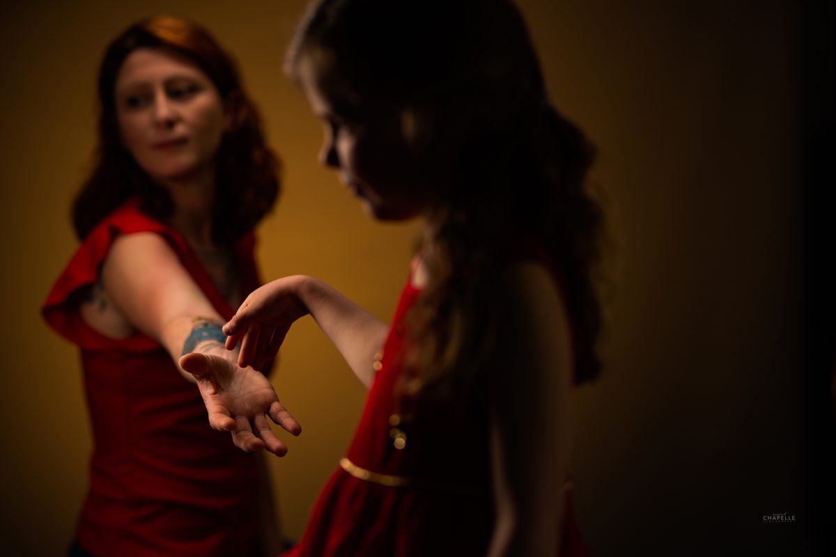 Portrait deux femmes danse mains fond doré — Arnaud Chapelle Photographe
