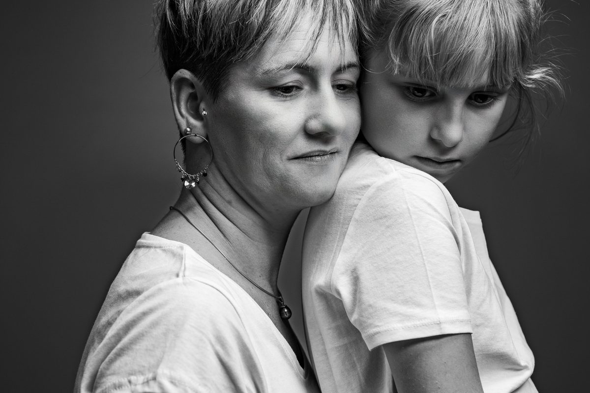 Portrait mère enfant noir et blanc studio — Arnaud Chapelle Photographe