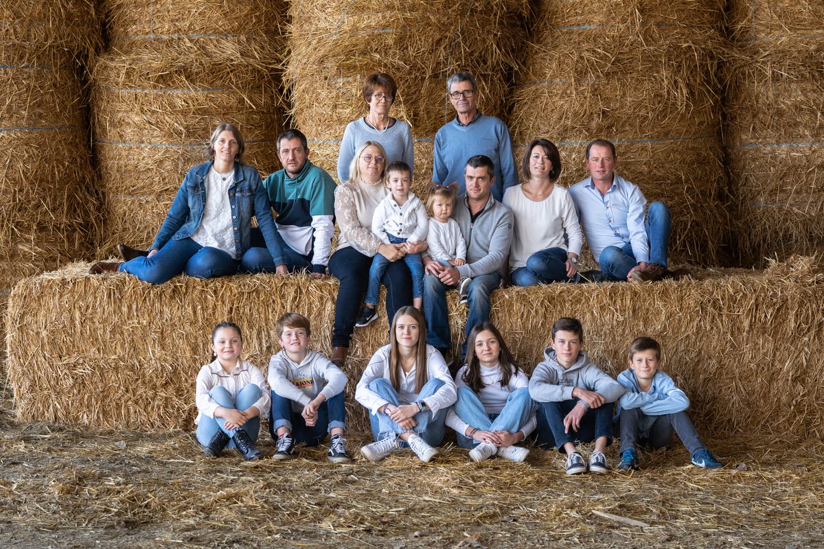 Portrait grande famille bottes de foin Normandie — Arnaud Chapelle Photographe