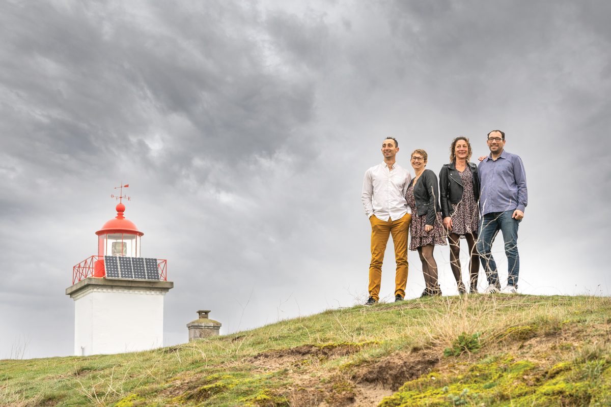 Portrait groupe phare Normandie ciel nuageux — Arnaud Chapelle Photographe